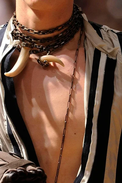 Look 32